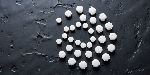 腾讯公司标志,红色圆形背景,白色字母T,简洁醒目的设计风格