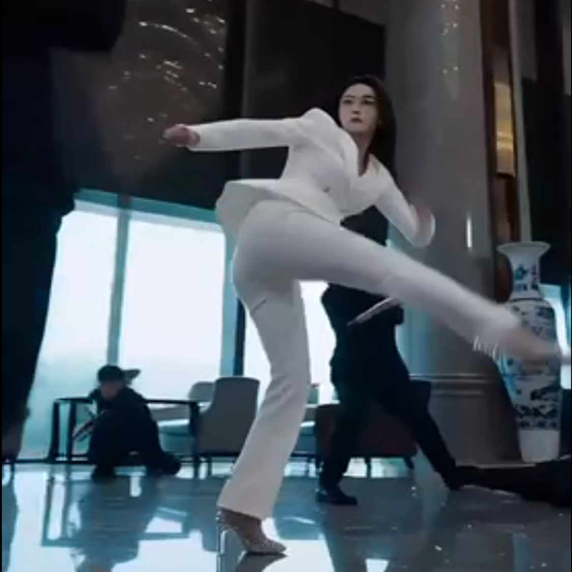 AI生成科幻短片海报，充满未来主义色彩，几何形状构成的城市景观，霓虹灯光效果，动态模糊背景